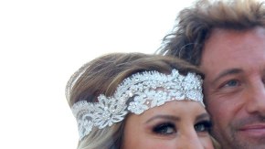 Gabriel Soto y Geraldine Bazán posan sonriente en evento de TelevisaUnivision.